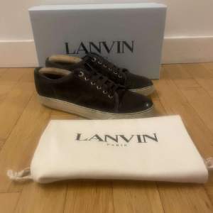 Säljer dessa riktigt trendiga Cap Toe skor från lanvin! De är i använt men bra skick. Storlek 42 passar även 43. Kvitto finns. Skriv om ni har några funderingar!