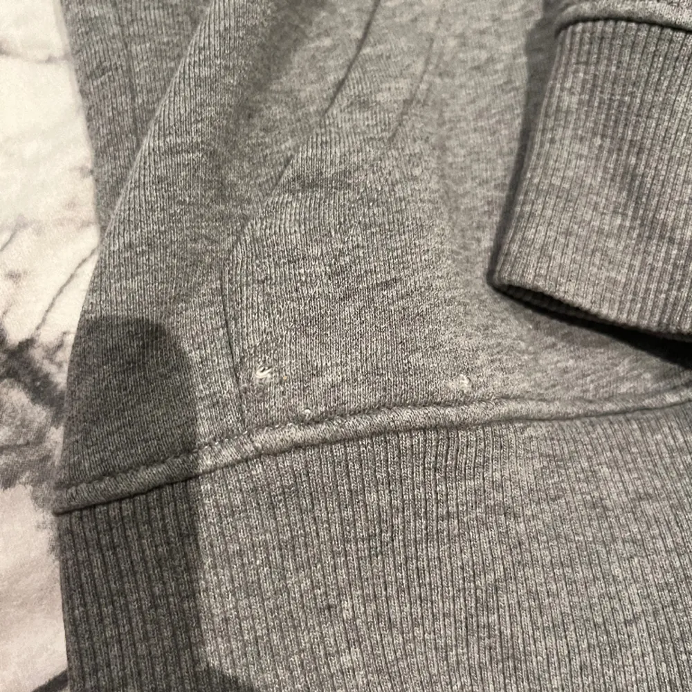 Säljer en jättefin, grå, varm hoddie från Calvin Klein Jeans i stl. S. (Någon skråma på bild 3, men ej märkbar därav priset) Använd fåtal gånger och säljer för 120kr+frakt. (Kan i vissa fall mötas upp)😊. Hoodies.