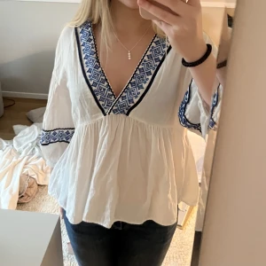 Zara blus  - Slutsåld blus från zara använd ett fåtal gånger❣️