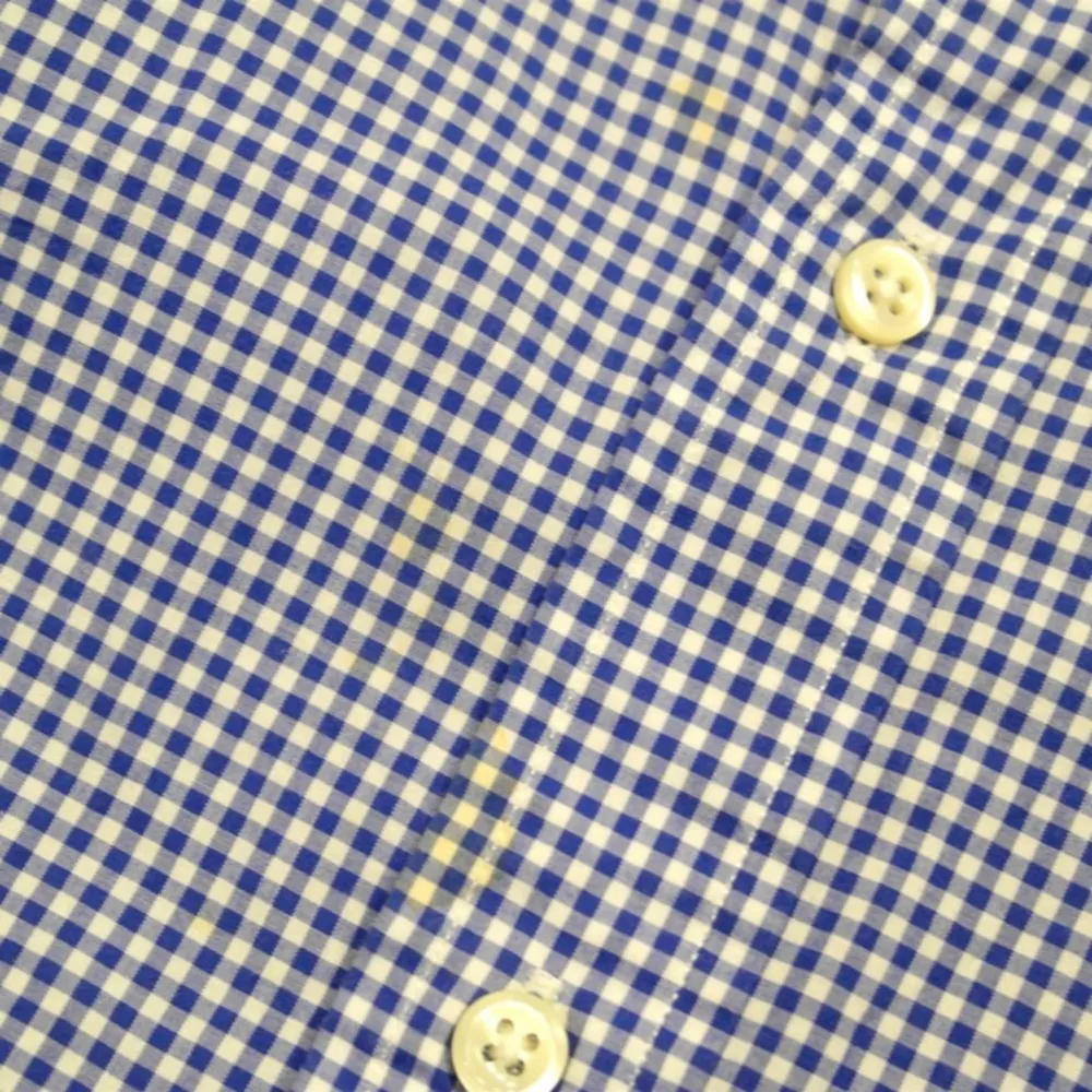 Ralph Lauren skjorta  Blå & vit rutig  Fint begagnat skick, men mindre fläck som visas i bild tre. Knappt märkbar när skjortan sitter på. . Skjortor.