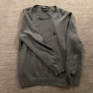 Säljer den här sjukt snygga, gråa, premium Ralph Lauren tröjan i storlek M för 499kr! 100% exklusiv bomull, i bra skick och utan defekter. Skriv om minsta funderingar!😁🔥