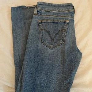 Jeans - Säljer dessa jättefina lågmidjade jeansen!❤️ Dessa är i storlek 36-38! Hör av dig om du är intresserad eller undrar över något!  ANVÄNDER INTE KÖP NU❗️