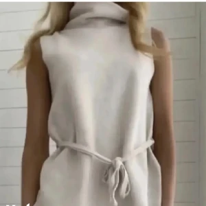 Zara topp - Jag säljer denna fina tröja från zara strl S. Samma som på bilden, skicka för egna bilder. Bara använd 1-2 gånger.  Köparen står för frakt!