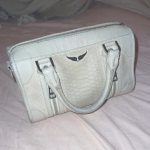 Sunny XS - Säljer nu min vackra sunny väska ifrån Zadig köpt ifrån deras butik i Stockholm♥️ säljer pga ingen användning till den längre. Den är bra använt inga defekter.♥️ Kvitto, dustbag, och påse ingår♥️ köpt för 5300  Möts gärna upp i Stockholm. Defekter som smuts finns på den annars fint skick. Går lätt att tvätta
