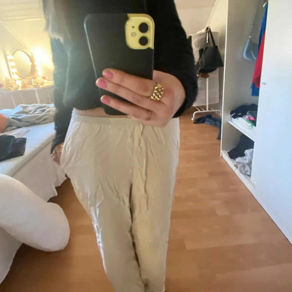 Slutsålda linnebyxor från hm i beige. Använda ett fåtal gånger men ändå i bra skick. Väldigt långa och passar mig som är 180🥰är också jättesnygga att vika ner ( bild 3) . Jeans & Byxor.