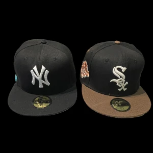 New era keps - Kepsarna är i perfekt skick och är oanvända. Fick dessa kepsar som en födelsedagspresent, men de var tyvär för små. Storlek: 7  1/4 och 57.7 cm  1 keps: 250 kr 2 kepsar: 450kr