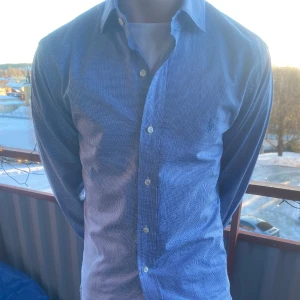 Ralph Lauren skjorta - Använd ett fåtal gånger, utan några defekter. Modellen är 177 och den är lite för lång. 
