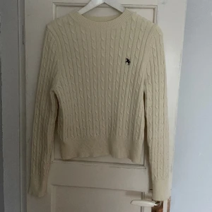 Stickad tröja - Jag säljer denna fina stickade tröjan som är perfekt för en kall vårdag. Den är mysig och söt. 💕