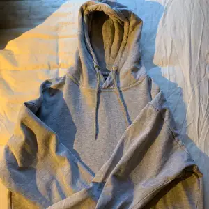 Grå hoodie från lager157. Storlek S men passar också Xs då den är ganska liten i storleken. Bra skick☺️☺️