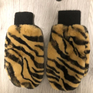 Vantar pälsvantar  - Pålsvantar Nelly bara provade 