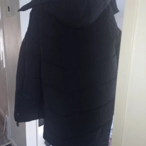 Calvin Klein Jacka  - Äkta Calvin Klein Jacka använd 2 timmar. Avtagbar huva och djupa fickor. Fluffig material. Väldigt varm jacka,så man behöver inte ha en tjockare tröja under 