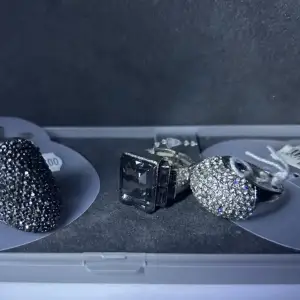 Ringen längst till höger! Super snygg silver ring med stenar! Köp nu!🩷🩷