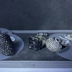 Silver ring💕 - Ringen längst till höger! Super snygg silver ring med stenar! Köp nu!🩷🩷