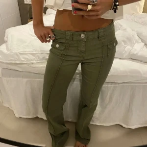 H&M jeans lågmidjade gröna - Storlek 38 ❤️ något slitna längst ner, se sista bilden! Har tyvärr inga bilder med de på då de är för små!