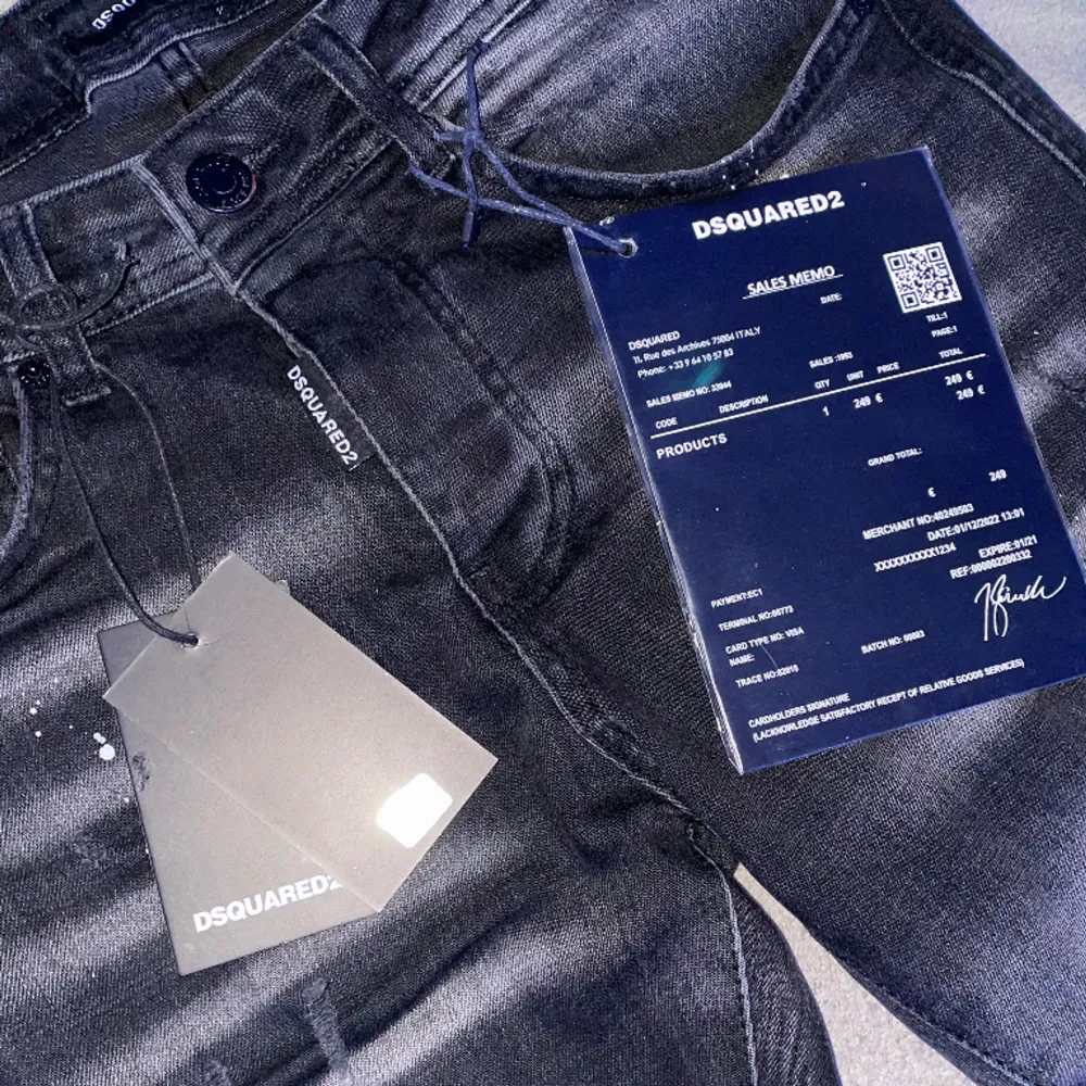 Säljer dsquardes2 jeans. Pris:899kr Helt äkta QR scan ingår. Använda ett par gånger. Storlek:S Funkar bra på M Möts upp i Stenungsund kan även frakta!. Jeans & Byxor.