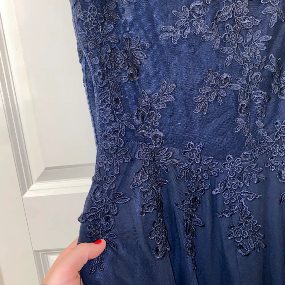 Hej! Säljer denna balklänning jag köpt från jjshouse då den va lite liten för mig men inte gick att skicka tillbaka. Marinblå med blommiga detaljer. Storlek 36 Köparen står för frakt. 🥰. Klänningar.