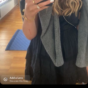 Svart klänning  - Super söt klänning från zara med kort kjol, fina broderingsmönster💕 nypris 590