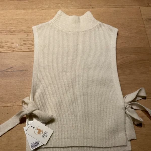 Cashmere pullover - Cashmere pullover med liten polokrage, öppen i sidorna med rosett, helt ny, aldrig använd 