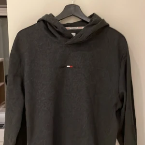 TH hoodie  - Hej säljer en mörkgrå TH hoodie som jag fick och den var för stor för mig så säljer den nu den är i 9/10 skick