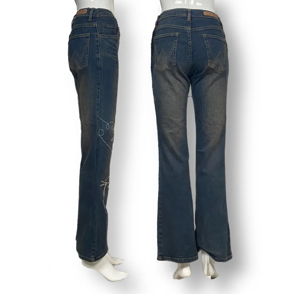 Fina jeans, storlek 27? Jeansen slutar precis under naveln. Made in Thailand. Passar dockan som använder storlek XS. 100% bomull. Midjemått 33cm, skrevdjup 23cm, höftbredd 42cm & innerbenslängd 78cm. Jeans & Byxor.