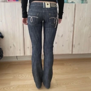 Lågmidjade jeans  - Säljer då dom är för små för mig 😊 Står att det är storlek 25 men skulle säga att det är en liten 24 Midjemått ca 62-64