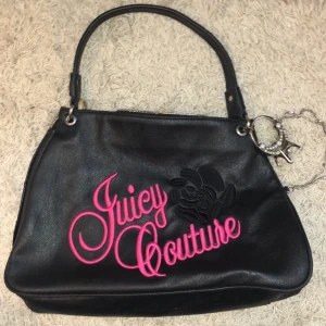 Juicy couture väska säljes - Snygg juicy couture väska från min mammas ungdom. Diamanten i ” ringen” är borta sedan saknas den lilla spegeln i väskan och sedan har  dragkedjan  hoppat av men det är enkelt att fixa för en med händig hand!