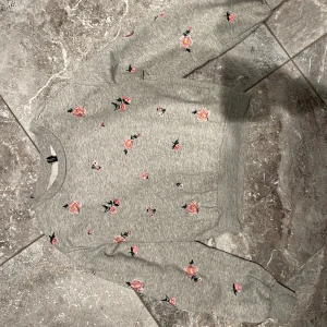 Tröja xs  - En jättefin, knappt använd tröja från hm. Storlek xs. Sista bilden är bara för att visa nära hur de fina blommorna ser ut:) säljer pga garderobrensning. Kika gärna på mina andra annonser, säljer mycket:)