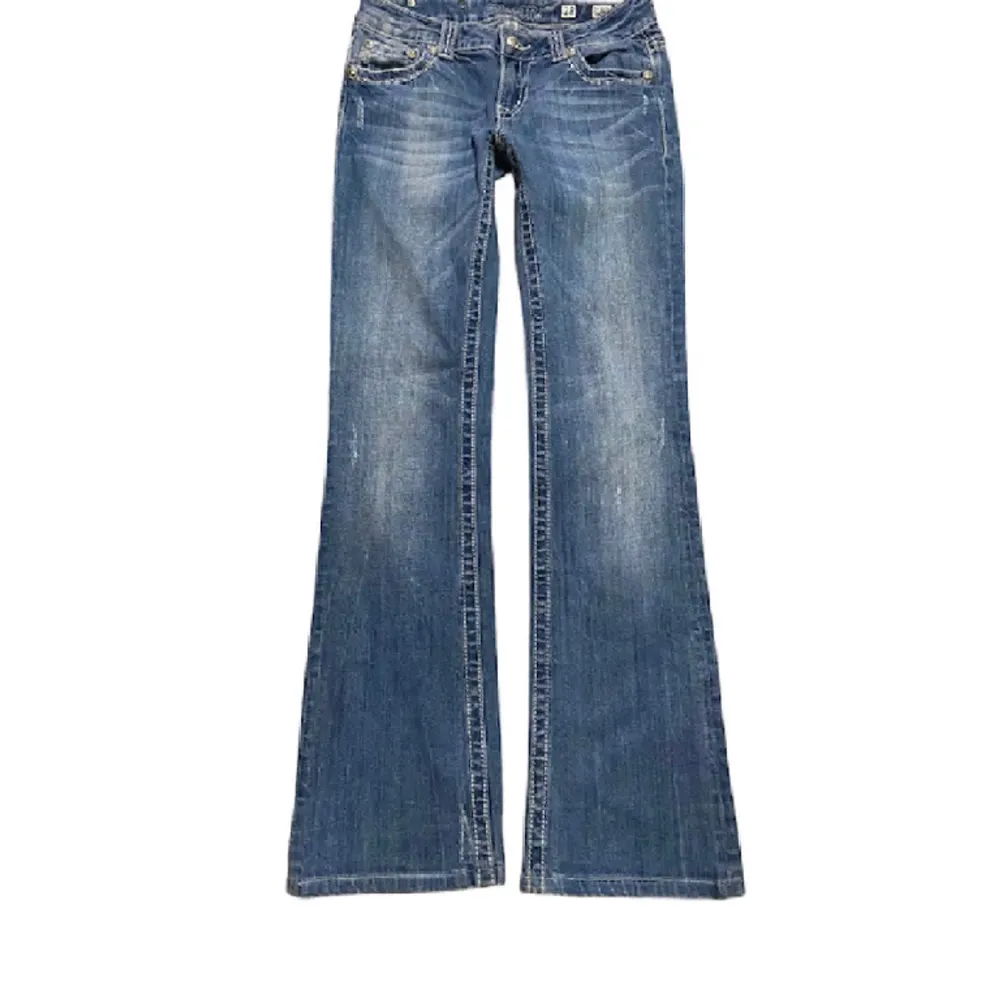 Miss me jeans i modellen JW5353B Ytterbenet 99,5 innerbenet 78cm och midjemåttet rakt över 35,5cm har en slitning på baksida lår (syns på bilden) kontakta vid intresse, lågmidjade💖. Jeans & Byxor.