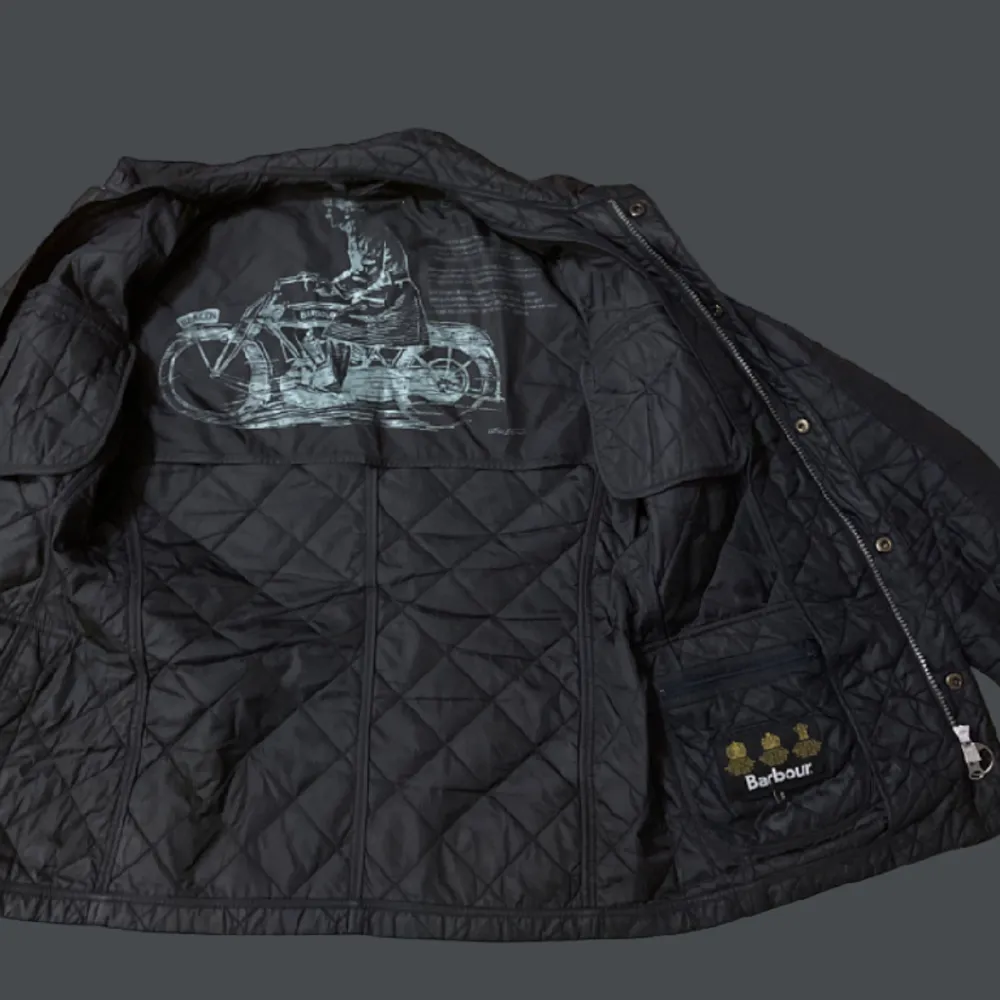 Barbour field jacket mörkblå storlek S! Mycket fint skick✅ Nypris 2400kr, säljs för endast 649kr❗️❗️. Jackor.