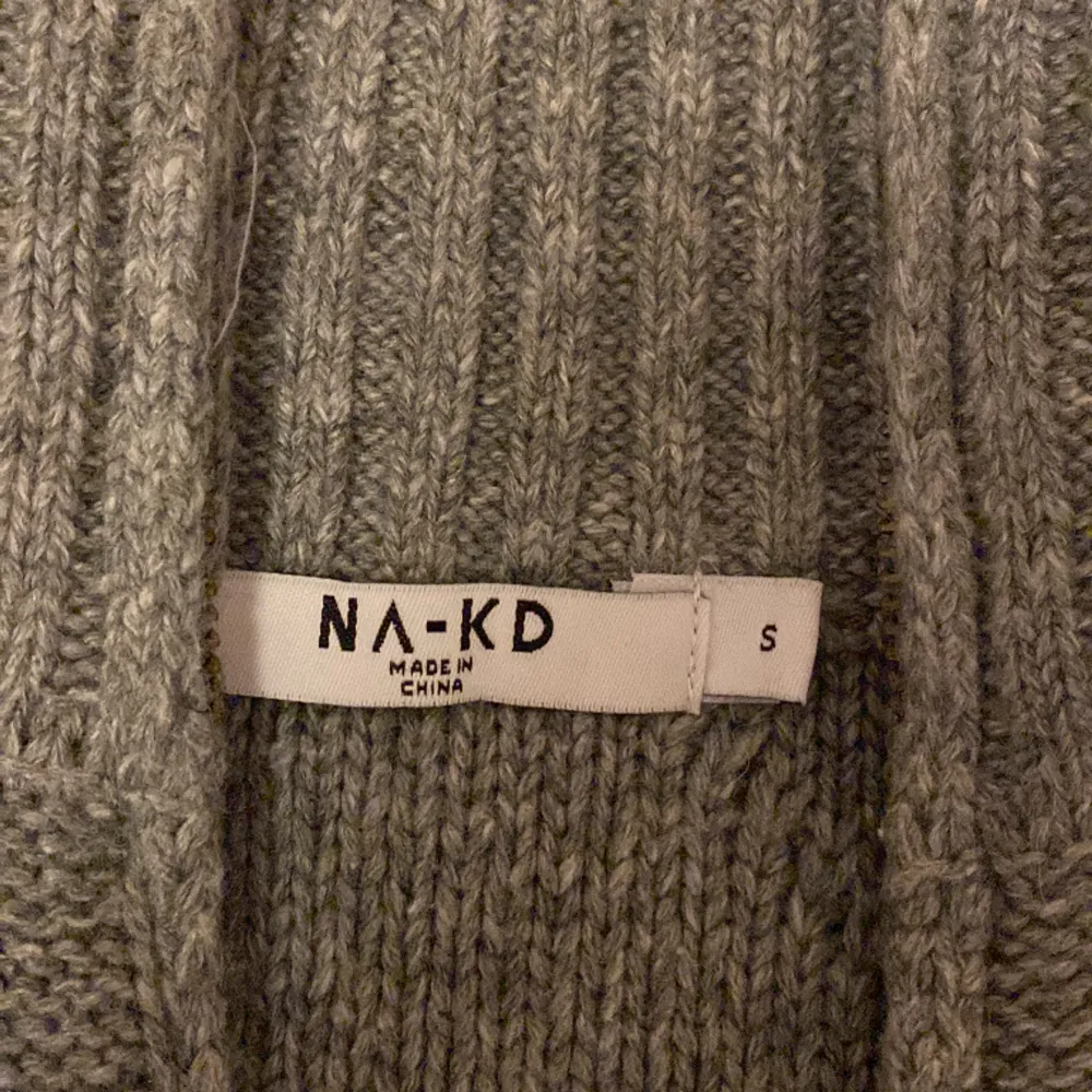 Grå NA-KD tröja som jag har köpt tidigare på Sellpy men som tyvärr inte passar mig. Fint skick!. Tröjor & Koftor.