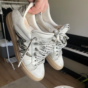 Zadig & Voltaire skor - Säljer nu dessa jättesnygga Zadig skor perfekt till sommaren i storlek 38 då de är för små för mig. Köpte här på Plick i höstas och har inte använt dom mycket alls, om du är intresserad så skriv gärna så kan jag visa fler bilder på slitage, sula osv❤️