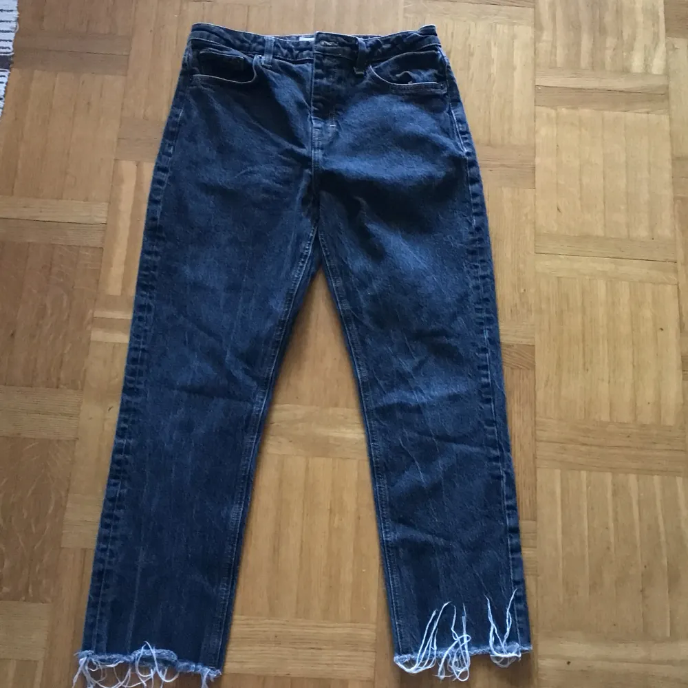 Topshop demin jeans, i fint skick, sparsamt använda, och är som nya. Passar storlek S, midjemått:76 cm. Kommer från rök och djurfritt hem. Klicka på köp nu. . Jeans & Byxor.