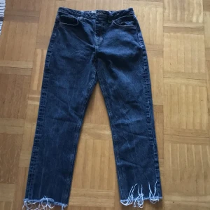 Topshop byxor  - Topshop demin jeans, i fint skick, sparsamt använda, och är som nya. Passar storlek S, midjemått:76 cm. Kommer från rök och djurfritt hem. Klicka på köp nu. 