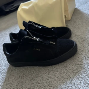 Arigato Skor - Arigato skor i nyskick Storlek 42 Box samt påse ingår (allt orginal)