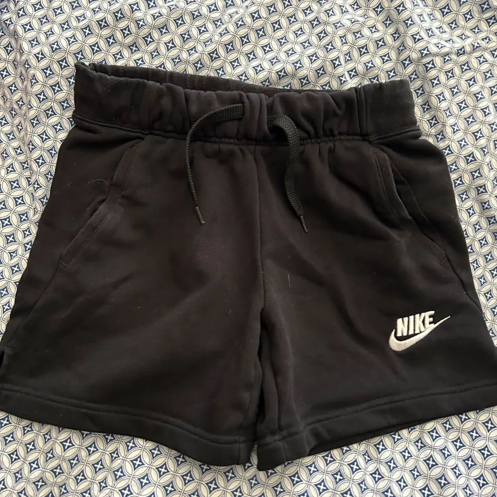 Mjukisshorts från Nike. Stl youth L. Ungefär som en stl xs. Tvättade en gång, fint skick! . Shorts.