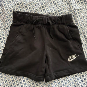 Nike shorts  - Mjukisshorts från Nike. Stl youth L. Ungefär som en stl xs. Tvättade en gång, fint skick! 