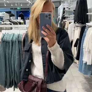 Trekvartsärmad jacka - Säljer denna jätte fina svarta trekvart ärmade jeans jackan perfekt nu till sommaren. Säljer då jag har två lika dana.