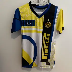 Inter fjärdeställ 2020-2021 med Lukaku tryck på ryggen se sista bilden för den ända defekten på tröjan. Tröjan är annars i ett 8/10 skick och i  barnstorlek 164. 1:1.