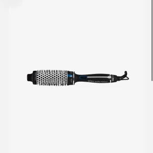 Björn Axén  - Säljer nu min Björn Axén värmeborste då den knappt kommit till användning. Super bra till att styla håret och inte skada det, göra papiljotter och lockar osv!💘 köpte för 559. Säljer för 300kr💗