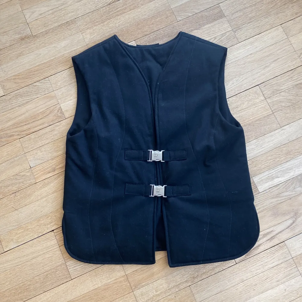 Cotton vest with carabiners  Has been worn only 3 times  Composition: 97% cotton, 3% elastane. Jackor.