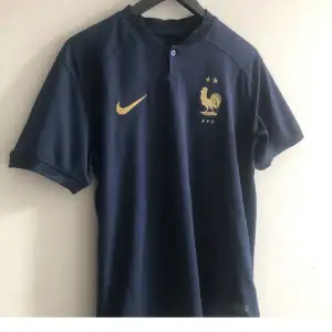 Fräsch T-shirt nu för sommaren franska landslaget kit 2018/2019. Strl m men passar även s. Inga hål eller skador, Hör av för mer bilder!