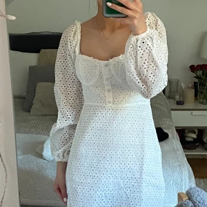 Vit klänning - Säljer denna jättefina klänning , helt oanvänd. Storlek 34