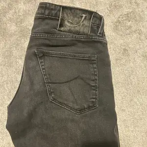 Säljer ett par feta Jacob Cohen jeans i storlek 31 skick 10/10 färg Washed svarta. Nypris 5000 mitt pris 1499.  Hör av er vid frågor och funderingar🙌🙌