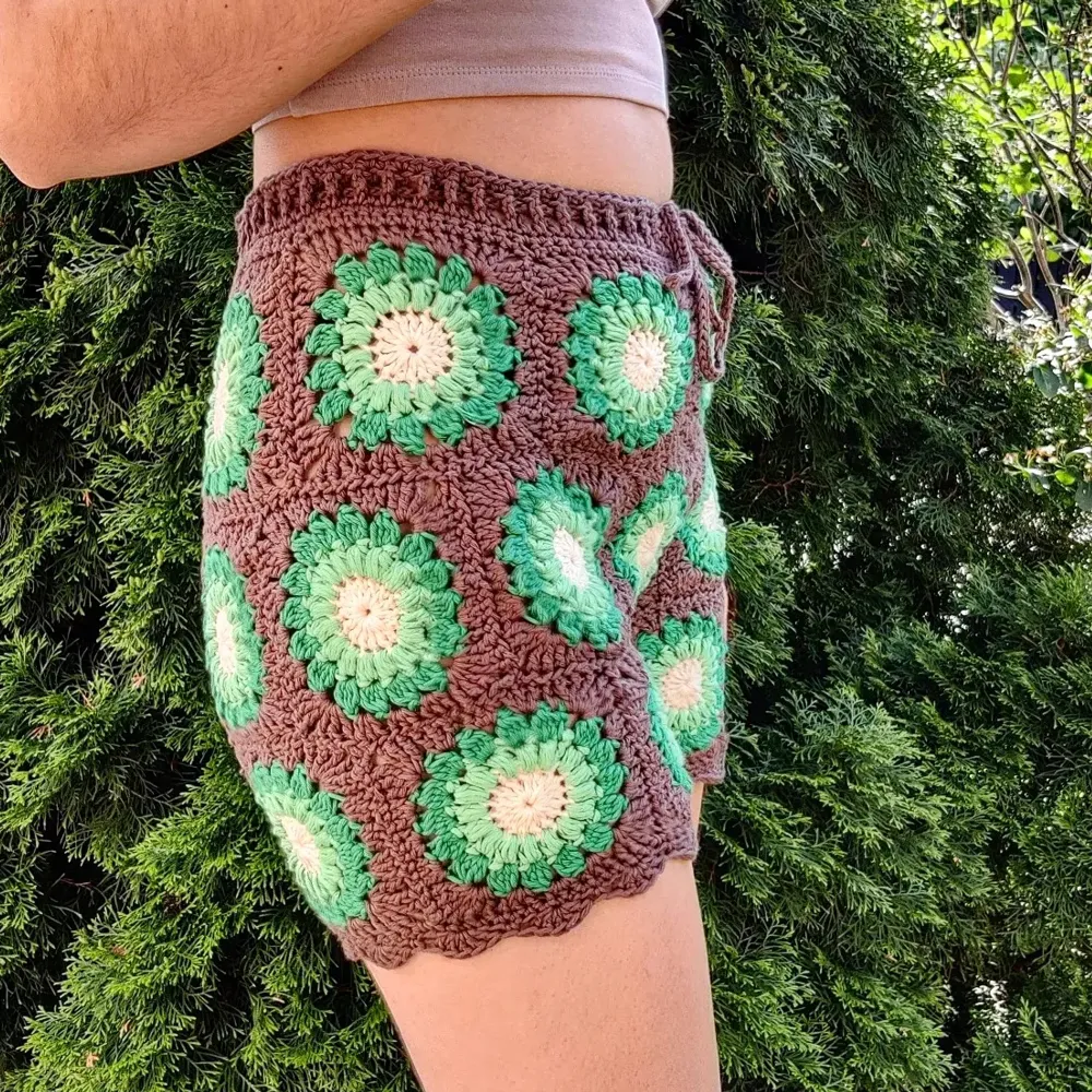 Virkade shorts i bomull. Aldrig använda. Mått: Midja 70-110 cm ( väldigt anpassningsbar) Höft: 110 cm.. Shorts.