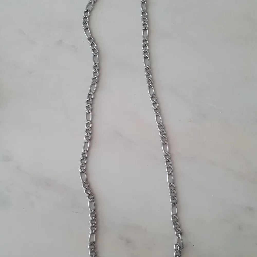 Halsband i metall rostfritt  56cm. Accessoarer.