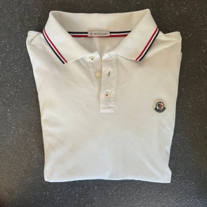 Moncler Piké  - Riktigt snygg Moncler piké i bra skick:(8/10). Den är sparsamt använd och nypris är ca 3100 kr. Perfekt till vår och sommar. Passar storlek M men även lite större/mindre.  Skriv för frågor! //Carl