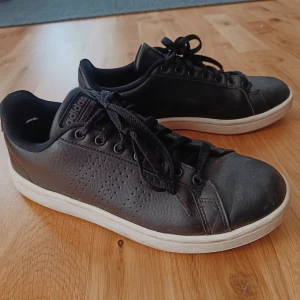 Svarta adidas sneakers  - Sneakers från Adidas, sparsamt använda