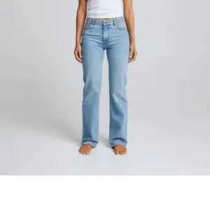 Säljer dessa jeans från bikbok i modellen ”mid wide 550”🩷 Använda fåtal gånger utan defekter!!
