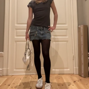 Jeans miniskirt - Säker denna urcoola korta jeanskjol, cirka 82cm i midjemått hela vägen runt⚡️