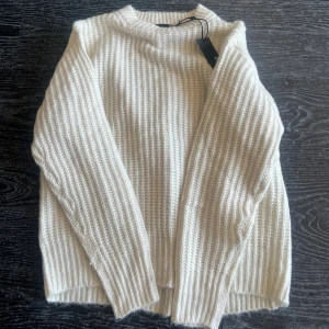 Stickad tröja  - Säljer en Stickad tröja ifrån lager 157, men lapp kvar 💕 Bara tästad 1 gång, Skriv gärna för fler bilder/frågor/Pris förslag❤️ köparen står för frakt💕